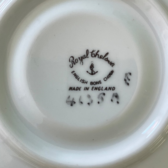 Royal Chelsea "Teacup plate in Floral" - Picture 2 of 3